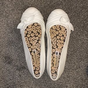American Eagle white flats